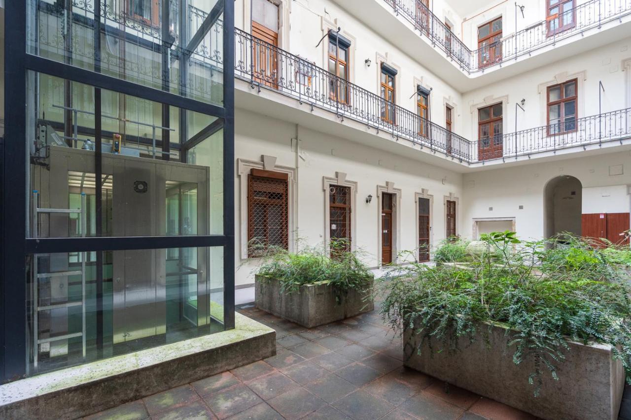 Luxury Peaceful Apartment By The St Stephen'S Basilica Budapest Exterior photo